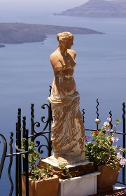 imagen de escultura de afrodita cerca del mar